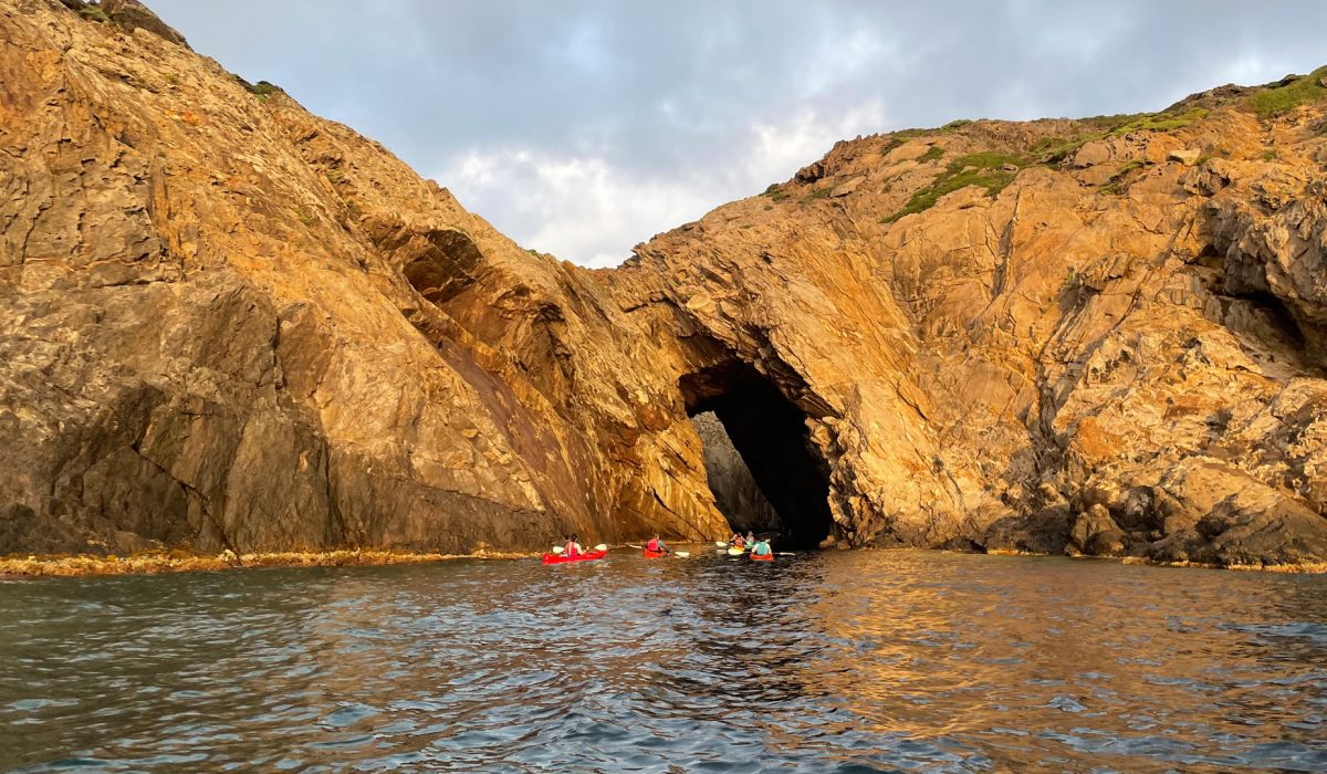 cova de l'infern cap de creus en kayak