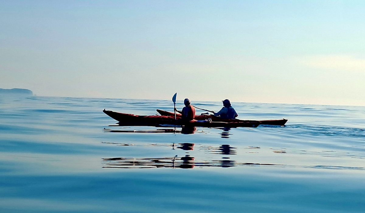 navegando en kayak por la costa brava