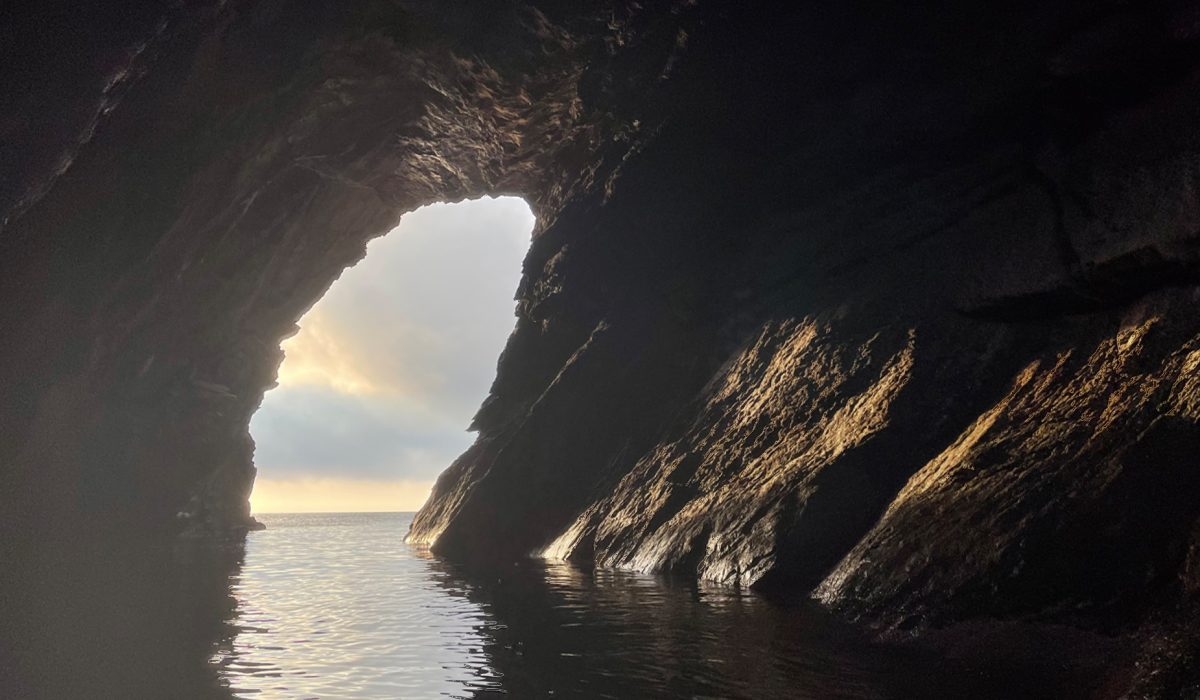 navegando en kayak en lacova de l'infern