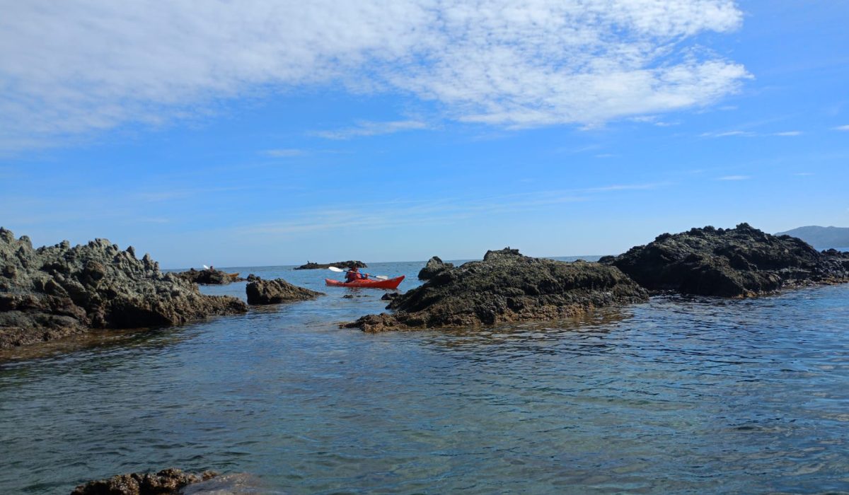 entre roques en la excursió en kayak al cap de creus